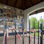 Nemzeti színű szalagokkal díszítették fel a Jubileumi Emlékház kerítését Békésszentandráson a település beiktatásának 693. évfordulójára emlékezve.