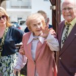 Dankó Margitka érkezik családja körében a meglepetéspartira.