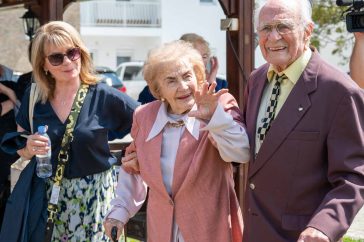 Dankó Margitka érkezik családja körében a meglepetéspartira.