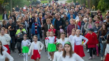 Rengetegen vettek részt a szentandrási fáklyás felvonuláson.