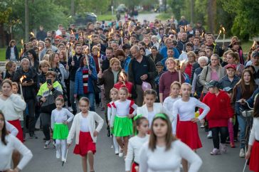 Rengetegen vettek részt a szentandrási fáklyás felvonuláson.