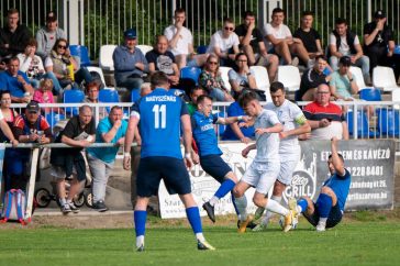 Küzdelem a nézők orra előtt. Kiri Máté és Furár Róbert a Nagyszénás SE ellen a Békés Megyei Kupa döntőjébe kerülésért vívott mérkőzésen.