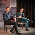 Boronyák Gergely és Timkó János Molnár János gitárjátékát hallgatja Bíró Gyula Repedések című kötetének felolvasószínházba oltott könyvbemutatóján.