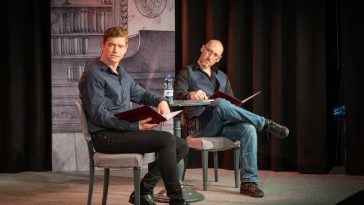 Boronyák Gergely és Timkó János Molnár János gitárjátékát hallgatja Bíró Gyula Repedések című kötetének felolvasószínházba oltott könyvbemutatóján.