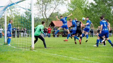 Az első félidő egyik ígéretes csabacsűdi helyzete.