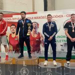 Hajduch Nándor (j2) a dobogó harmadik fokán.