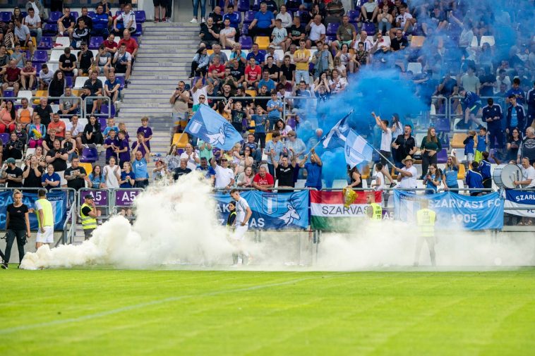 Öröm a lelátón a Szarvasi FC 1905 gólját követően.
