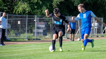 A Szarvasi FC 1905 Gyulai Termál FC ellen 2022. szeptember 10-én Somogyi János és Sajben Gábor figyeli a mérkőzést.
