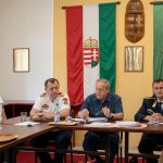 Kondacs Zsolt tűzoltósági felügyelő, Bíró Zoltán tűzoltóparancsnok, Molnár József polgármester és Molnár Sándor rendőrkapitány a 2023. május 25-i testületi ülésen.