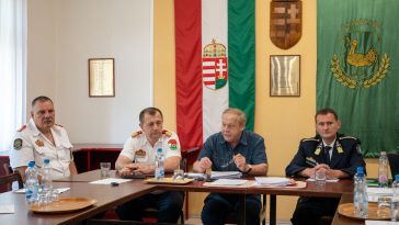 Kondacs Zsolt tűzoltósági felügyelő, Bíró Zoltán tűzoltóparancsnok, Molnár József polgármester és Molnár Sándor rendőrkapitány a 2023. május 25-i testületi ülésen.