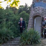 Szenes János, a Szarvasi Történelmi Emlékút Közalapítvány elnöke mond beszédet a történelmi Magyarország közepénél 2023. június 4-én.