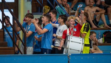 Megérkezett a Szarvasi FC 1905 bajnokságot nyert ünneplő ificsapata megérkezett Galát Pál edzőt éltetni.