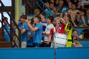 Megérkezett a Szarvasi FC 1905 bajnokságot nyert ünneplő ificsapata megérkezett Galát Pál edzőt éltetni.