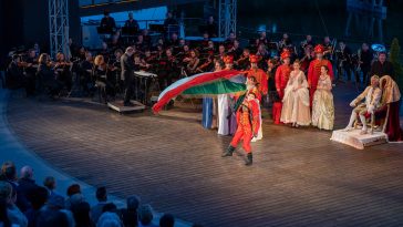 A Szent István Filharmonikusok előadásában a János vitézzel nyitott a Szarvasi Vízi Színház 13. nyári évada. (Fotó: Babák Zoltán)