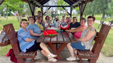 Az I. Civil piknik résztvevői 2023. június 24-én a szentandrási Fövenystrandon.