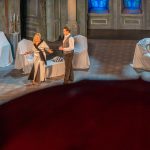 Az esernyőn túl Szederjesi Teodóra (Lili) és Kádár Szabolcs János (Illésházy László gróf).