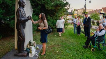 Tatai Nóra Melis György szobránál.