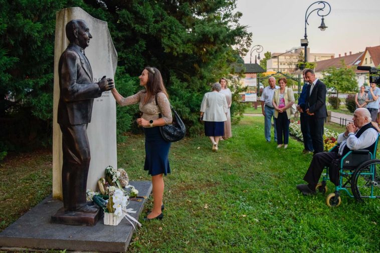 Tatai Nóra Melis György szobránál.