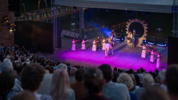 A Nemzeti Lovas Színház Koltay Gergely – Szűts István Honfoglalás című rockoperáját mutatta be a Szarvasi Vízi Színház színpadán