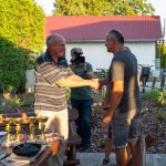 Szalontai György átadja a az érmet a férfiak amatőr egyéni második helyezettjének, Budai Leventének.