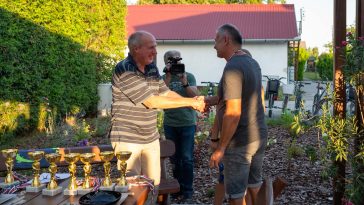 Szalontai György átadja a az érmet a férfiak amatőr egyéni második helyezettjének, Budai Leventének.