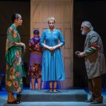 Vanya Tímea, Kiss Viktória és Szemán Béla a Cervinus Teátrum Édes Anna című előadásában a Szarvasi Vízi Színházban 2023. július 18-án.