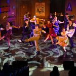 A Táncszínház Rejtő Jenő: A szőke ciklon, avagy egy gentleman élete nem átjáróház című eltáncolt regényét mutatta be a Szarvasi Vízi Színházban 2024. július 25-én.