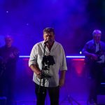 Kécskei Imre énekes, mögötte dr. Hudák János és Máté Endre a STOP Band 2023. augusztus 6-i koncertjén.