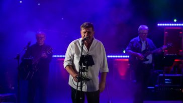 Kécskei Imre énekes, mögötte dr. Hudák János és Máté Endre a STOP Band 2023. augusztus 6-i koncertjén.