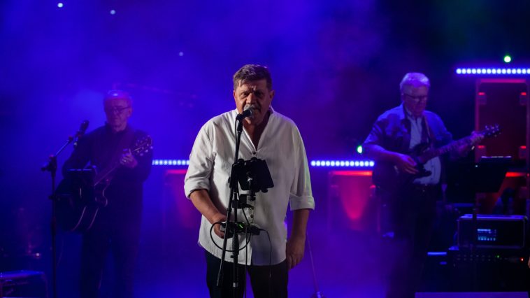 Kécskei Imre énekes, mögötte dr. Hudák János és Máté Endre a STOP Band 2023. augusztus 6-i koncertjén.