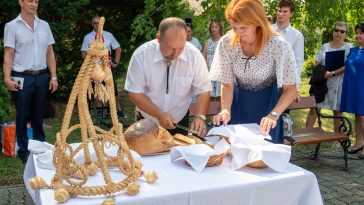 Sinka Imre megszegte és körbekínálta a Szurovecz Vince plébános által az ünnepséget megelőző misén megáldott kenyeret.