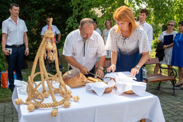 Sinka Imre megszegte és körbekínálta a Szurovecz Vince plébános által az ünnepséget megelőző misén megáldott kenyeret.