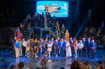 Szabó László évadbúcsúztató szelfit készít a díjazottakkal és a közreműködőkkel.