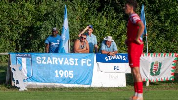 Takaréklángon a szarvasi ultrák az ESMTK négygólos vezetésénél.