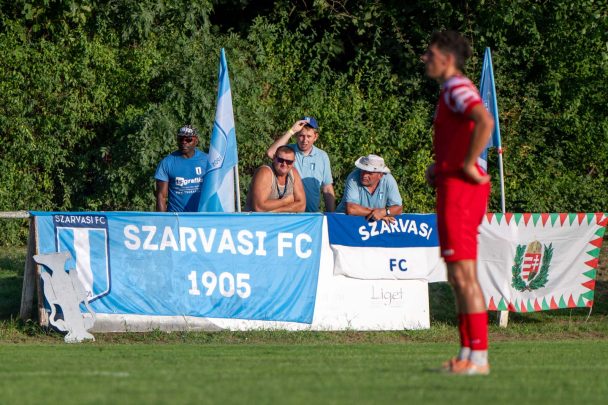 Takaréklángon a szarvasi ultrák az ESMTK négygólos vezetésénél.