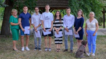 Závogyán Judit kuratóriumi elnök, Hajduch Nándor Milán, Tóth Szabolcs Botond, Pósa Levente, Teremy Dóra, Borbély Máté, Sechna Dorina, valamint Petneházi Andrea kuratóriumi tag az átadót követően a Civil Ház udvarán 2023. augusztus 30-án.