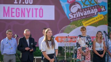 Az olaszországi Bucinét először képviselő – a szarvasi Tímár családból felmenőkkel bíró – Asia Musella magyarul tolmácsolta polgármestere üzenetét.