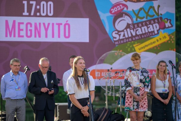 Az olaszországi Bucinét először képviselő – a szarvasi Tímár családból felmenőkkel bíró – Asia Musella magyarul tolmácsolta polgármestere üzenetét.