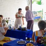 A baráti kör elnöke, Bődi János átadja az adományt Császlóc polgármesterének, Roják Máriának.