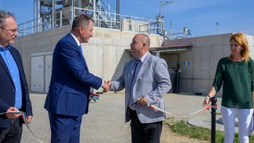 Dankó Béla országgyűlési képviselő gratulál Sinka Imre polgármesternek a projekt sikeres lezárásához.