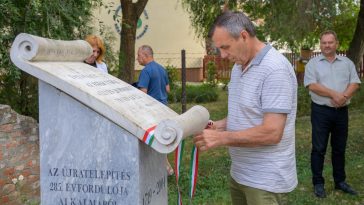 A megemlékezést minden alkalommal a nemzeti színű szalagra kötött csomókkal zárják.