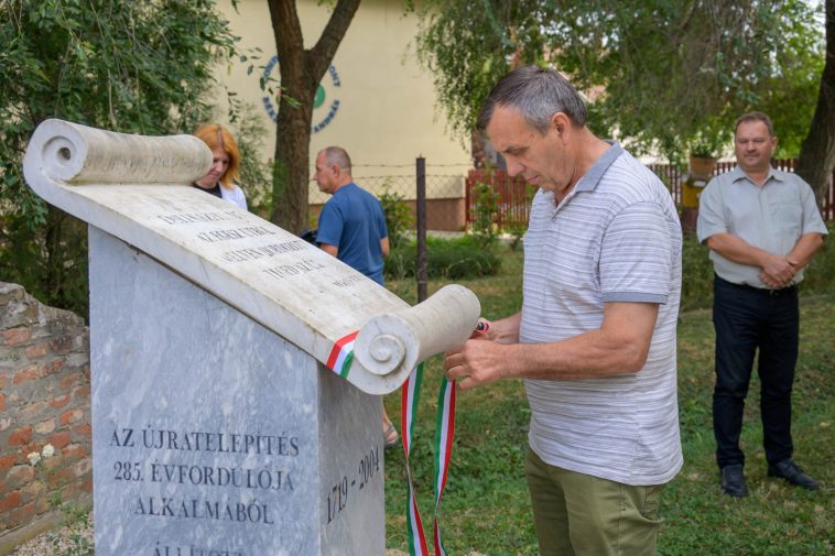 A megemlékezést minden alkalommal a nemzeti színű szalagra kötött csomókkal zárják.