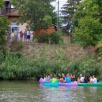 Csikós Gyuri bácsi házához eveztek a szentandrási kajakosok, ahol Éva néni várta őket.