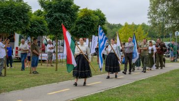 Bevonulás a IV. Békés Vármegyei Vadász- és Horgásznapon Békésszentandráson.