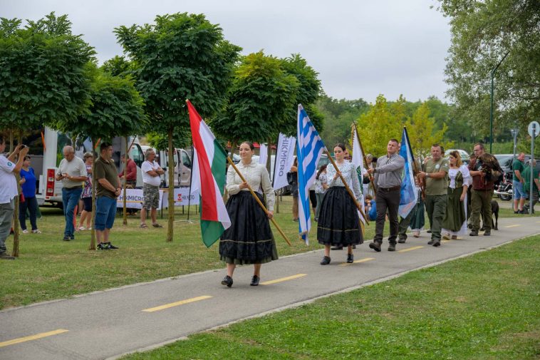 Bevonulás a IV. Békés Vármegyei Vadász- és Horgásznapon Békésszentandráson.