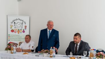 Ambrus György, a Gyulakonyha Nkft. ügyvezetője, Dr. Orosz Tivadar és Dr. Rákóczi Attila
