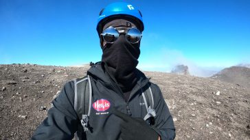 Molnár Ábel útban az Etna egyik krátere felé.