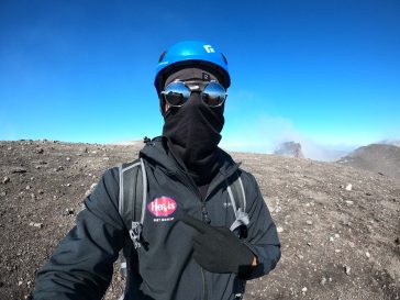 Molnár Ábel útban az Etna egyik krátere felé.