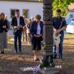 Gyertyagyújtással zárult a megemlékezés Békésszentandráson 2023. október 6-án. Bődi Mária és unokája, Körösparti Zalán tiszteleg a hősök emléke előtt.