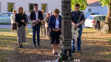 Gyertyagyújtással zárult a megemlékezés Békésszentandráson 2023. október 6-án. Bődi Mária és unokája, Körösparti Zalán tiszteleg a hősök emléke előtt.